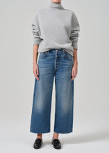 Load image into Gallery viewer, Ayla Raw Hem Crop Jean
