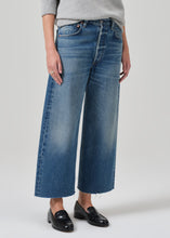 Load image into Gallery viewer, Ayla Raw Hem Crop Jean
