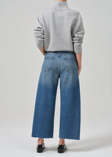 Load image into Gallery viewer, Ayla Raw Hem Crop Jean
