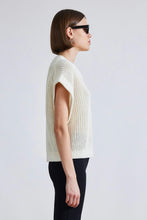 Load image into Gallery viewer, Oliva Linen Vest
